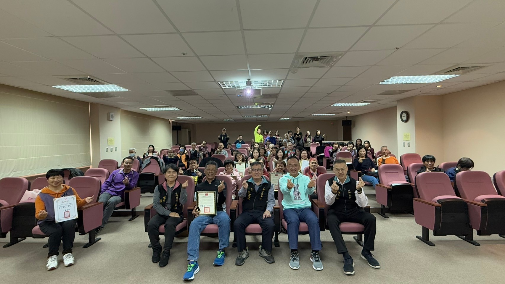 第一次志工座談會暨聯繫會報紀念合影