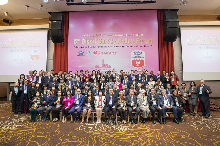 Group photo with all the guests from various APEC member economies, who will continue to formulate better blood safety policies to provide better care for the patient and medical care quality