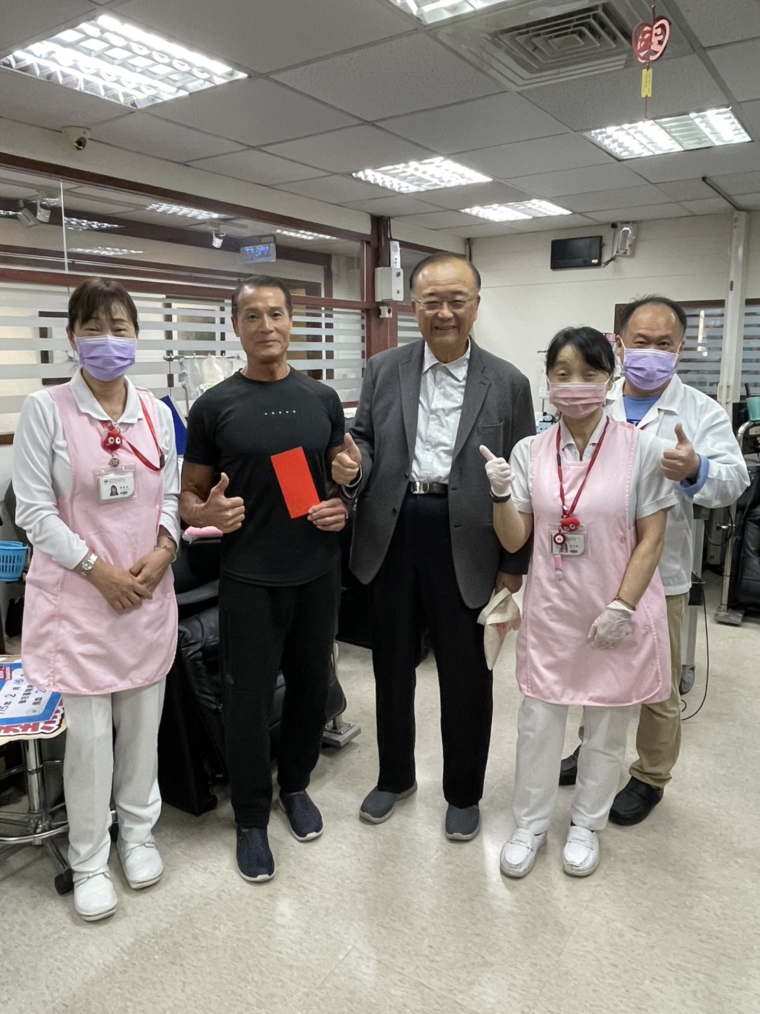 台灣血液基金會董事長侯勝茂（中）每年除夕都會撥空巡視基隆捐血站，和績優捐血人陳以和（左二）互道新年快樂，右一為基隆捐血站長林志宏。