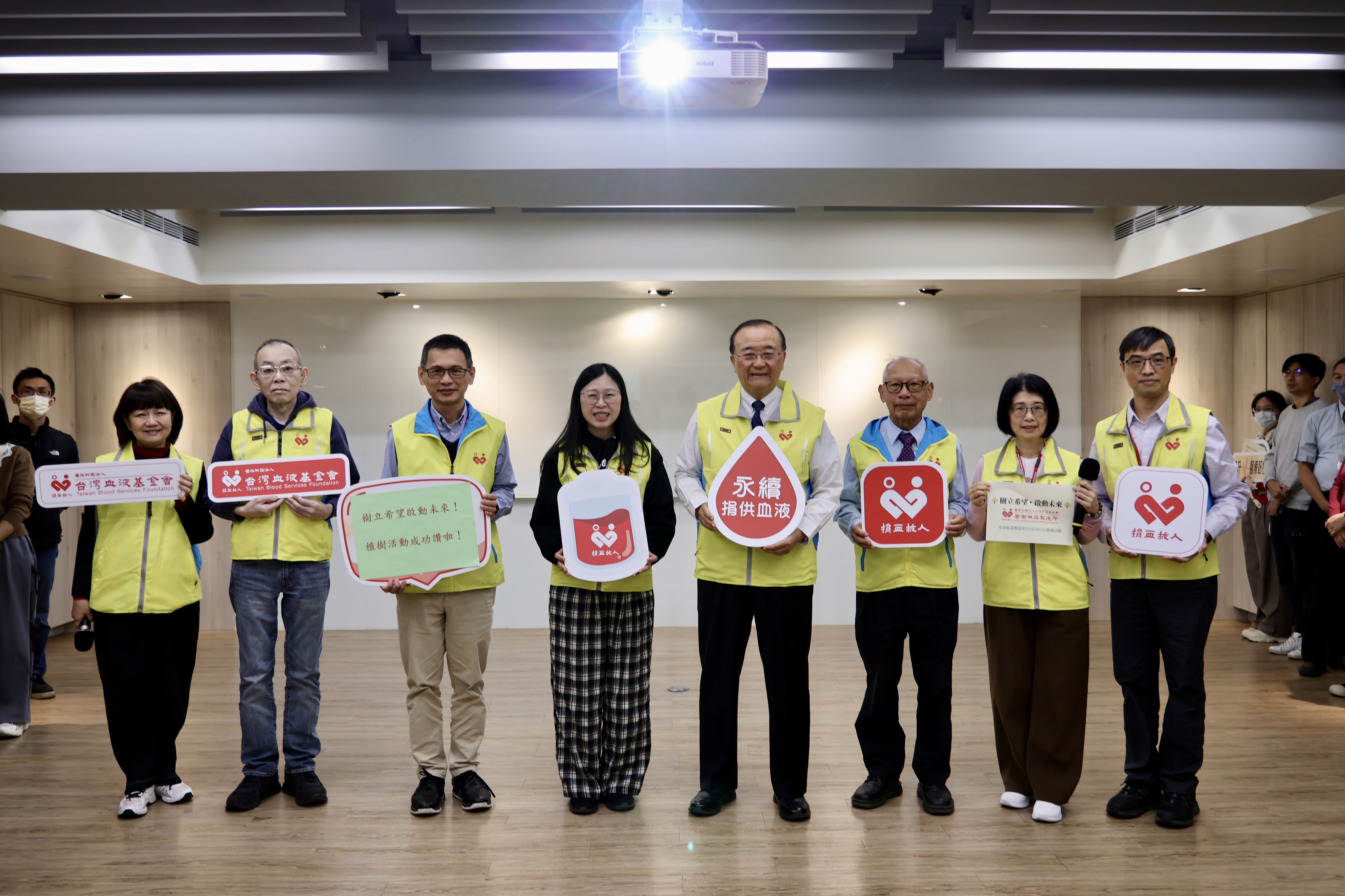 台灣血液基金會董事長侯勝茂（右4）主持與安南血品製造所進行遠距視訊植樹儀式，與基金會執行長王宗曦（左4）及各主管合影。