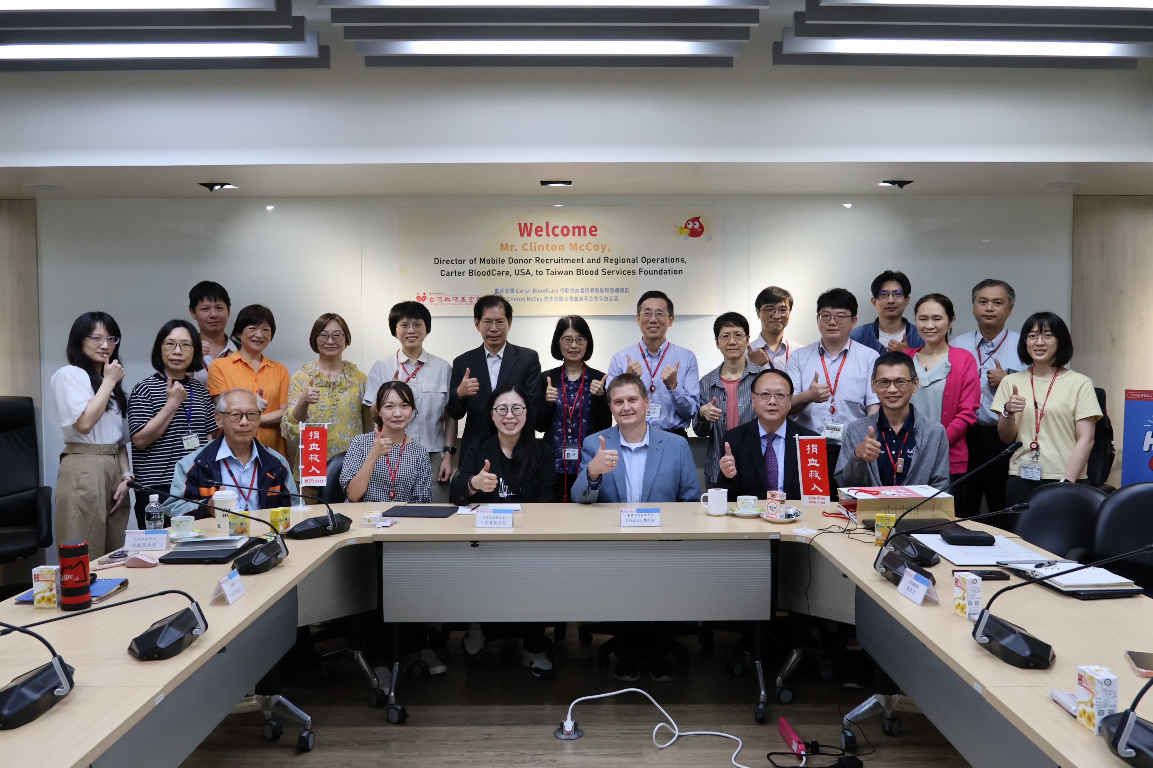 圖說：卡特血液中心總監克林頓（前排坐者右三）來台為台灣血液基金會就血液募集與供應管理等議題進行跨國經驗分享，會後與基金會同仁大合照。